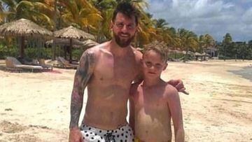 Lionel Messi con Mackenzie O&#039;Neill, uno de los ni&ntilde;os que jug&oacute; al f&uacute;tbol con &eacute;l en  una playa de Antigua y Barbuda, en el Caribe, mientras el crack disfrutaba con su familia de sus vacaciones de verano 2019.