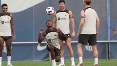 Ansu Fati controla el balón en el último entrenamiento del Barça antes de viajar a Vila-real.