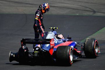 Carlos Sainz fuera de carrera en la segunda vuelta, por un incidente con Daniil Kvyat.