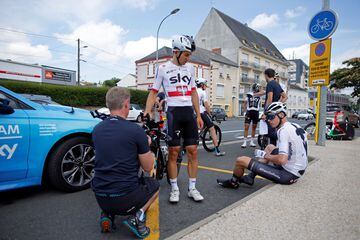 Los ciclistas Michal Kwiatkowski. de Polonia, y Chris Froome, de Inglaterra, después del entrenamiento por las carreteras francesas.

