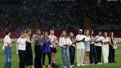 Las quince futbolistas del Barcelona que participaron en el pasado Mundial de Australia y Nueva Zelanda,reciben el homenaje de la afición antes del partido correspondiente a la jornada 8 de LaLiga EA Sports entre el Fc Barcelona y el Sevilla FC disputado este viernes en el Estadio Olimpico LLuis Companys.