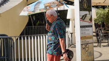Un turista con un paraguas por la Setas en  otro día con altas temperaturas en la capital andaluza a 25 de julio del 2022 en Sevilla (Andalucía, España)
25 JULIO 2022
Eduardo Briones / Europa Press
25/07/2022