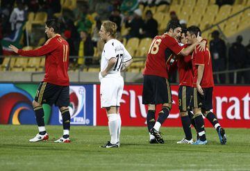 Debutó en la Copa Confederaciones 2009 marcando el quinto y último gol de España ante Nueva Zelanda,