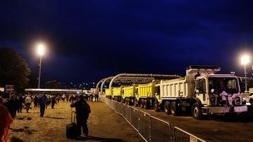 Un grupo de camiones de arena asegura la zona de seguridad por la que todos los participantes han tenido que pasar.  