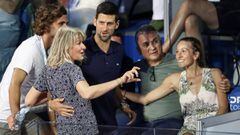 Novak Djokovic pos ajunto a su Jelena, su padre Srdjan, su madre Dijana y su hermano Marko durante el Adria Tour en Belgrado.