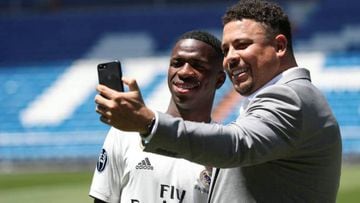 Vinicius y Ronaldo se fotografían durante su presentación con el Real Madrid.