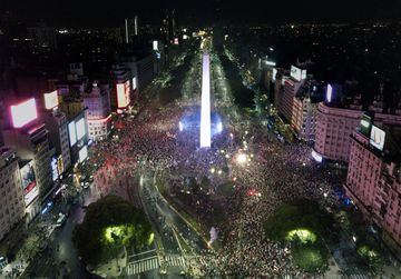 Los aficionados de River celebran el triunfo de su equipo en la Final de la Copa Libertadores ante Boca en la Plaza del Obelisco.
