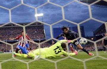 Isco scores a crucial away goal for Real Madrid, leaving Atlético needing three more.