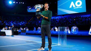 Roger Federer posa con el trofeo de campe&oacute;n del Open de Australia antes del sorteo de los cuadros para la edici&oacute;n de 2018.