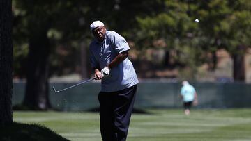 STATELINE, NV - JULY 09: Sports analyst Charles Barkley makes a play on the 18th green during Round Two of the 2022 American Century Championship at Edgewood Tahoe Golf Course on July 9, 2022 in Stateline, Nevada.   Isaiah Vazquez/Clarkson Creative/Getty Images/AFP
== FOR NEWSPAPERS, INTERNET, TELCOS & TELEVISION USE ONLY ==