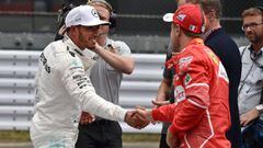 Lewis Hamilton y Sebastian Vettel se saludan tras una carrera.