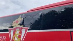 Luna rota del autobús del Sporting de Gijón a su llegada al Tartiere