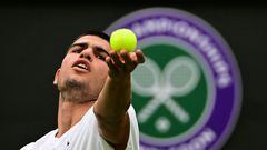 Spain's Carlos Alcaraz serves the ball to Germany's Jan-Lennard Struff during their men's singles tennis match on the first day of the 2022 Wimbledon Championships at The All England Tennis Club in Wimbledon, southwest London, on June 27, 2022. (Photo by SEBASTIEN BOZON / AFP) / RESTRICTED TO EDITORIAL USE