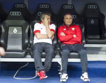 Sampaoli in the dugout with his assistant Lillo.
