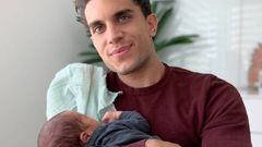 Marc Bartra tira de ingenio con su primer posado paterno junto a su bebé