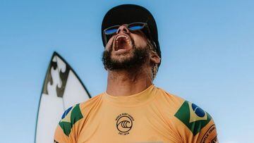 El surfista brasile&ntilde;o Italo Ferreira con su licra amarilla de l&iacute;der del CT de la WSL en el Billabong Pipe Masters de Haw&aacute;i 2019, celebrando la victoria.