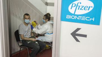 FOTO DE ARCHIVO: Un hombre recibe una segunda dosis de la vacuna Pfizer-BioNTech contra la enfermedad del coronavirus (COVID-19) en el pabell&oacute;n tres de la Feria de Belgrado, en Belgrado, Serbia, el 13 de abril de 2021. 