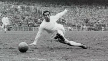 FRANCISCO 'PACO' GENTO: El delantero que defendió toda su vida la camiseta del Real Madrid, disputó 42 cotejos clásicos, y anotó 14 goles.