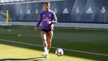 Cristiano Ronaldo, tocando balón en un entrenamiento con el Real Madrid.