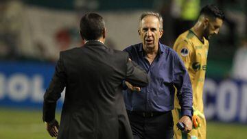 El entrenador de Cali Gerardo Pelusso saluda a su colega de Santa Fe Guillermo Sanguinetti al final de un partido de los cuartos de final de la Copa Sudamericana 