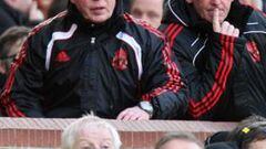 <b>ESTRENO. </b>Dalglish, junto a su ayudante Sammy Lee en el banquillo del Liverpool en Old Trafford.