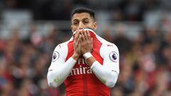 LONDON, ENGLAND - OCTOBER 22:  Alexis Sanchez of Arsenal reacts during the Premier League match between Arsenal and Middlesbrough at the Emirates Stadium on October 22, 2016 in London, England.  (Photo by Shaun Botterill/Getty Images)