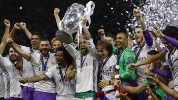Los jugadores del Real Madrid levantando La Duod&eacute;cima.