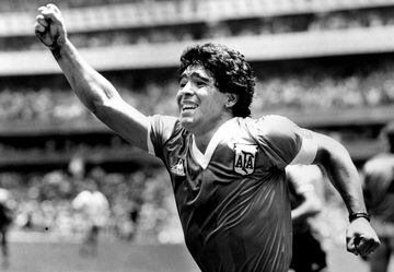 Recientemente fallecido, Maradona fue el penúltimo representante del fútbol-arte del siglo XX (Zidane se puede considerar como el último). Su Mundial de 1986, que ganó liderando a la selección argentina, es un compendio de regates, fintas, goles, liderazgo… Maradona era el fútbol hecho arte. Bajo su liderazgo, el Nápoles, un modesto equipo italiano, considerado como un equipo de desarraigados (el despectivo adjetivo de ‘terrone’, con el que las gentes del norte de Italia (Milán, Turín) consideraban a los habitantes de la Italia del sur) lograse dos Scudetti y una Copa de la UEFA es otra de las muescas que dejó a lo largo de sus más de 20 años de carrera, donde sufrió entradas violentísimas. Maradona era amor a la pelota, al juego, a la diversión (él no jugaba, él se divertía y hacía divertirse tanto a sus compañeros, sus rivales y los aficionados). Maradona fue La Mano de Dios (la picardía, la habilidad, el truco) y El Pie del Diablo (la calidad, la técnica, el talento). Maradona fue Diego. Con sus problemas, sus tribulaciones. También con su arte, su talento innato.