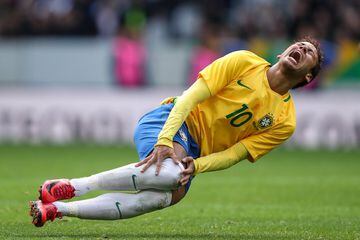 LILLE, FRANCE - NOVEMBER 10: Neymar Jr of Brazil reacts during the international friendly match between Brazil and Japan at Stade Pierre-Mauroy on November 10, 2017 in Lille, France. 