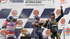 Marco Bezzecchi, Jorge Martín y Fabio Quartararo celebran en el podio sus primeros puestos en la carrera del GP de India.