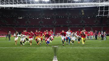 Los jugadores del Sevilla corren havia el trofeo de campeones de la Europa League.