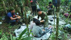 Colombian military soldiers attend to child survivors from a Cessna 206 plane that crashed in the jungles of Caqueta, in limits between Caqueta and Guaviare, June 9, 2023. Colombian Military Forces/Handout via REUTERS  ATTENTION EDITORS - THIS IMAGE WAS PROVIDED BY A THIRD PARTY. MANDATORY CREDIT. NO RESALES. NO ARCHIVES.