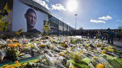 Los aficionados del Nantes llenaron de flores amarillas los aleda&ntilde;os del estadio Beaujoire, en Nantes, en homenaje a Emiliano Sala, el futbolista fallecido en un accidente de avioneta en el Canal de la Mancha. 