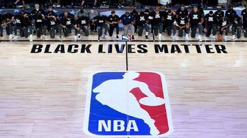 Tras la muerte de George Floyd en la ciduad de Mineápolis, Estados Unidos, a manos de dos policias, los jugadores de la NBA se sumaron al movimiento Black Lives Matter en contra del racismo y la violencia policial.