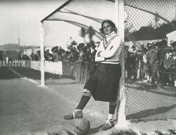 En el 1920 destacaba una mujer en el deporte femenino español: Irene González, la primera jugadora de fútbol. En los primeros años de su carrera jugaba en el infantil del Racing-Athletic como delantera, pero después fundó su propio equipo, el Irene C.F., 