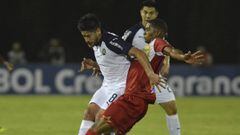 Pablo Perez of Argentina&#039;s Independiente, left, and Francisco Rodriguez of Colombia&#039;s Rionegro vie for the ball during a Copa Sudamericana second round soccer match in Medellin, Colombia, Tuesday, May 21, 2019. (AP Photo/Luis Benavides)