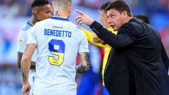 BUENOS AIRES, ARGENTINA - MAY 07: Sebastian Battaglia coach of Boca Juniors gives instructions to his player Dario Benedetto during a match between Tigre and Boca Juniors as part of Copa de la Liga 2022 at Jose Dellagiovanna on May 7, 2022 in Buenos Aires, Argentina. (Photo by Marcelo Endelli/Getty Images)