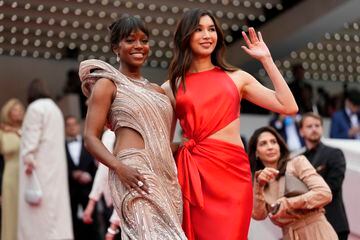 Aja Naomi King y Gemma Chan durante la alfombra roja del Festival de Cannes 2023.