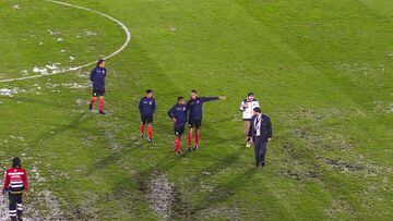Las fuertes lluvias obligaron a que el partido entre Millonarios y Peñarol se suspendiera por varios minutos.