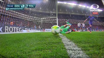 Imagen congelada del gol fantasma en el Chivas Guadalajara-Toluca.