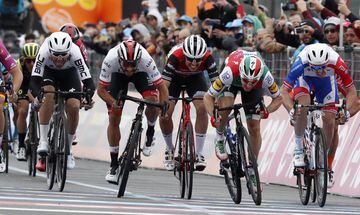 El ciclista colombiano se quedó con la tercera jornada del Giro de Italia tras la descalificación al corredor italiano por un movimiento ilegal en el sprint.