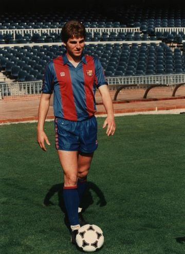 El jugador castellonense militó en el Barcelona desde 1986 hasta 1990. El dorsal '10' lo llevó en la temporada 89/90.