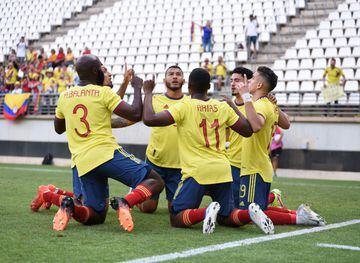 La Selección Colombia celebra el gol anotado por Rafael Santos Borré ante Arabia Saudita en el Nueva Condomina de Murcia, España.