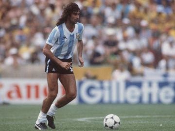 Fue la gran figura de Argentina en el título mundial de 1978. Con el Valencia de España, se convirtió en un goleador importante y estrella del club. 