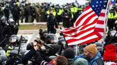 Supporters of US President Donald Trump fight with riot police outside the Capitol building on January 6, 2021 in Washington, DC. - Donald Trump&#039;s supporters stormed a session of Congress held today, January 6, to certify Joe Biden&#039;s election wi
