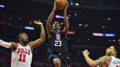 February 3, 2018; Los Angeles, CA, USA; Los Angeles Clippers guard Lou Williams (23) moves to the basket against Chicago Bulls guard David Nwaba (11) and forward Denzel Valentine (45) during the first half at Staples Center. Mandatory Credit: Gary A. Vasq