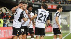 Los jugadores del Valencia felicitan a Guedes, tras el primer gol.