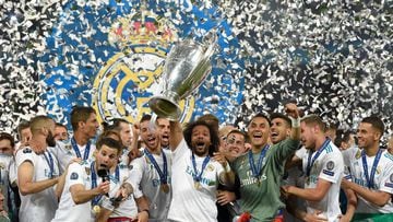 Marcelo levanta la Champions ganada en Kiev al Liverpool.