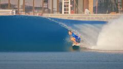 Tubo de Stephanie Gilmore en Surf Abu Dhabi, Emiratos Árabes Unidos.