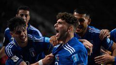 Italy's midfielder Simone Pafundi (C) celebrates with teammates after scoring a goal from a free-kick during the Argentina 2023 U-20 World Cup semi-final match between Italy and South Korea at the Estadio Unico Diego Armando Maradona stadium in La Plata, Argentina, on June 8, 2023. (Photo by Luis ROBAYO / AFP)